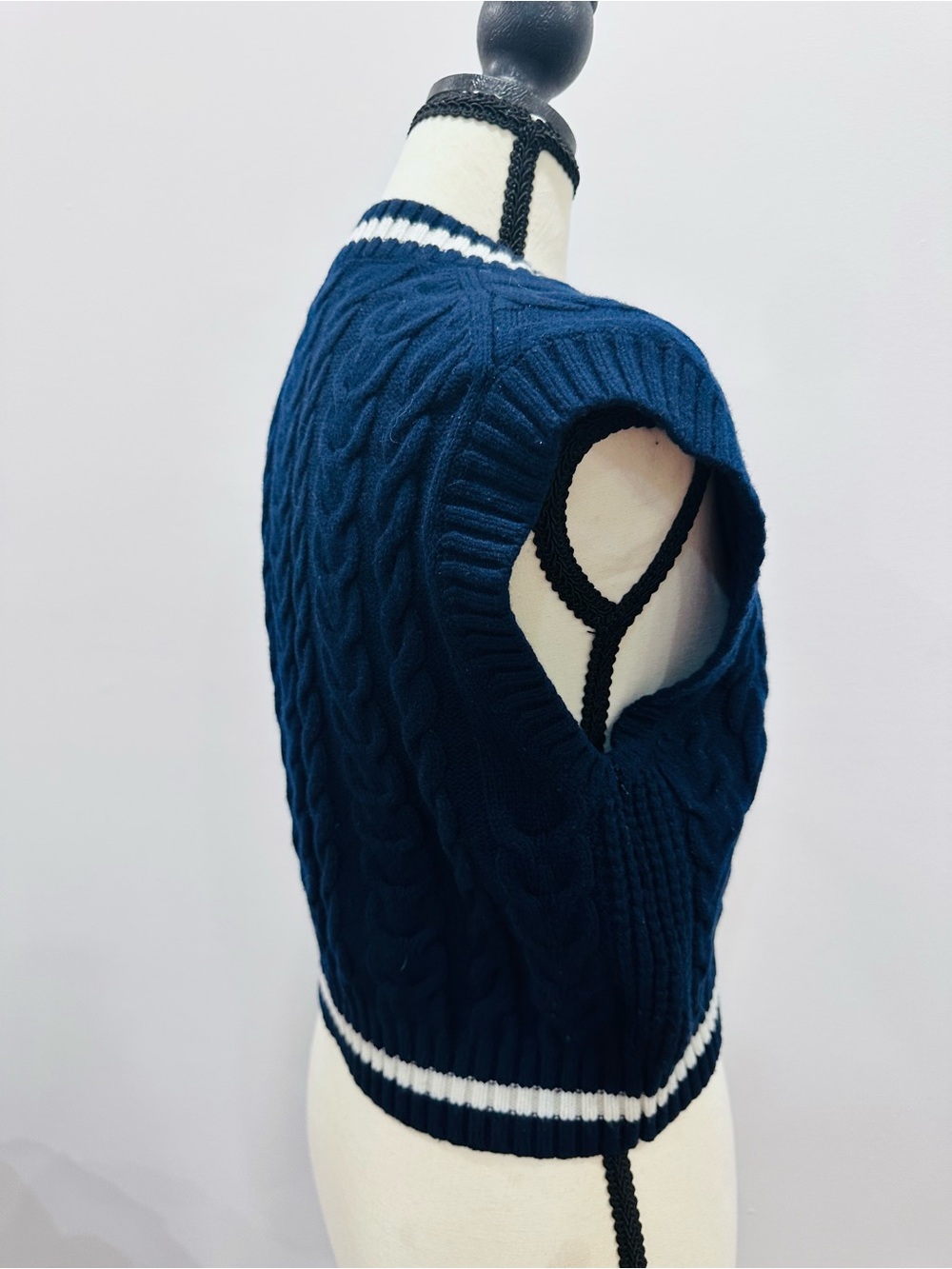 Sunday Best ARITZIA Navy Blue Cable-Knit V-Neck Sweater Vest Merino Wool Size XS - Picture 7 of 11